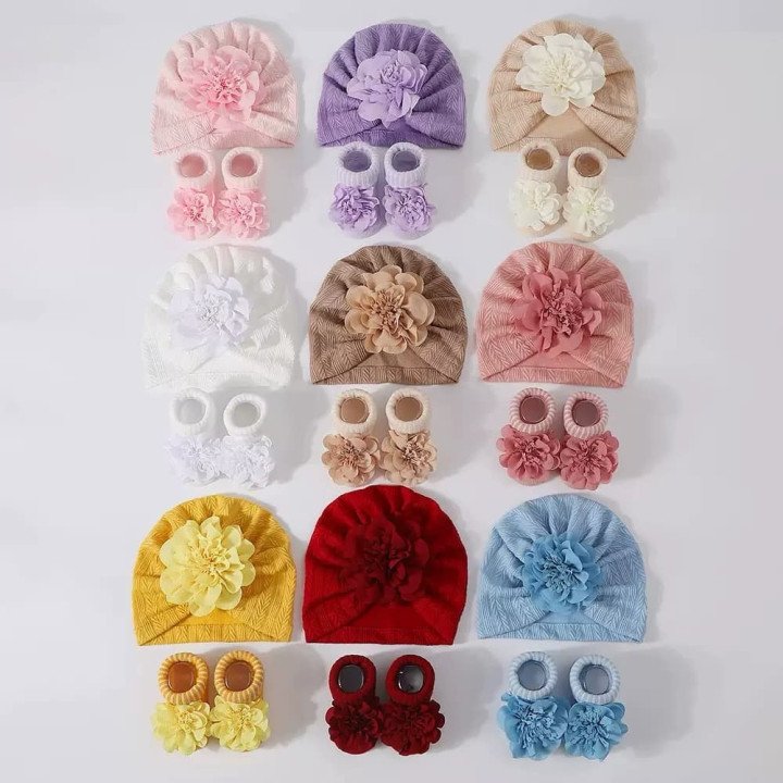 BONNET PLUS CHAUSSETTES ROSES